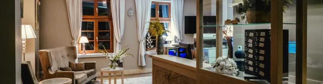 Czy można wynająć pokój w hotelu nie mając 18 lat? Sprawdź zasady