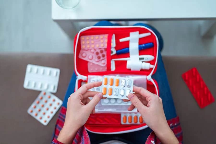 W jakim bagażu przewozić leki, aby uniknąć problemów w podróży?