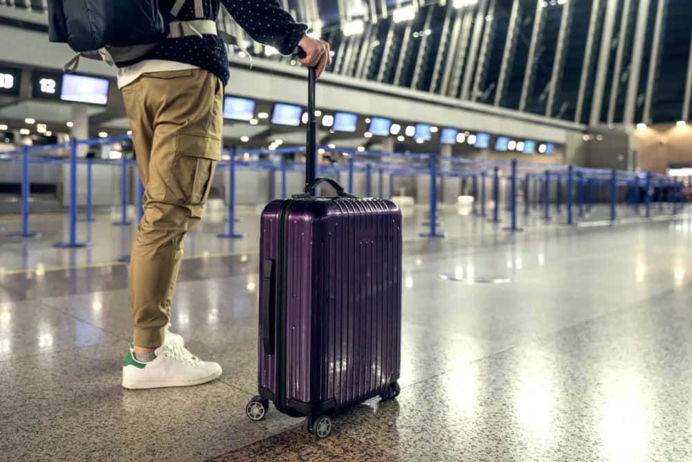 Czy można przewozić alkohol w bagażu rejestrowanym? Przepisy i limity