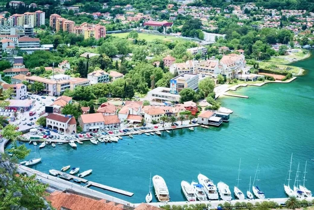 Co zabrać na wakacje do Czarnogóry, aby uniknąć nieprzyjemności?